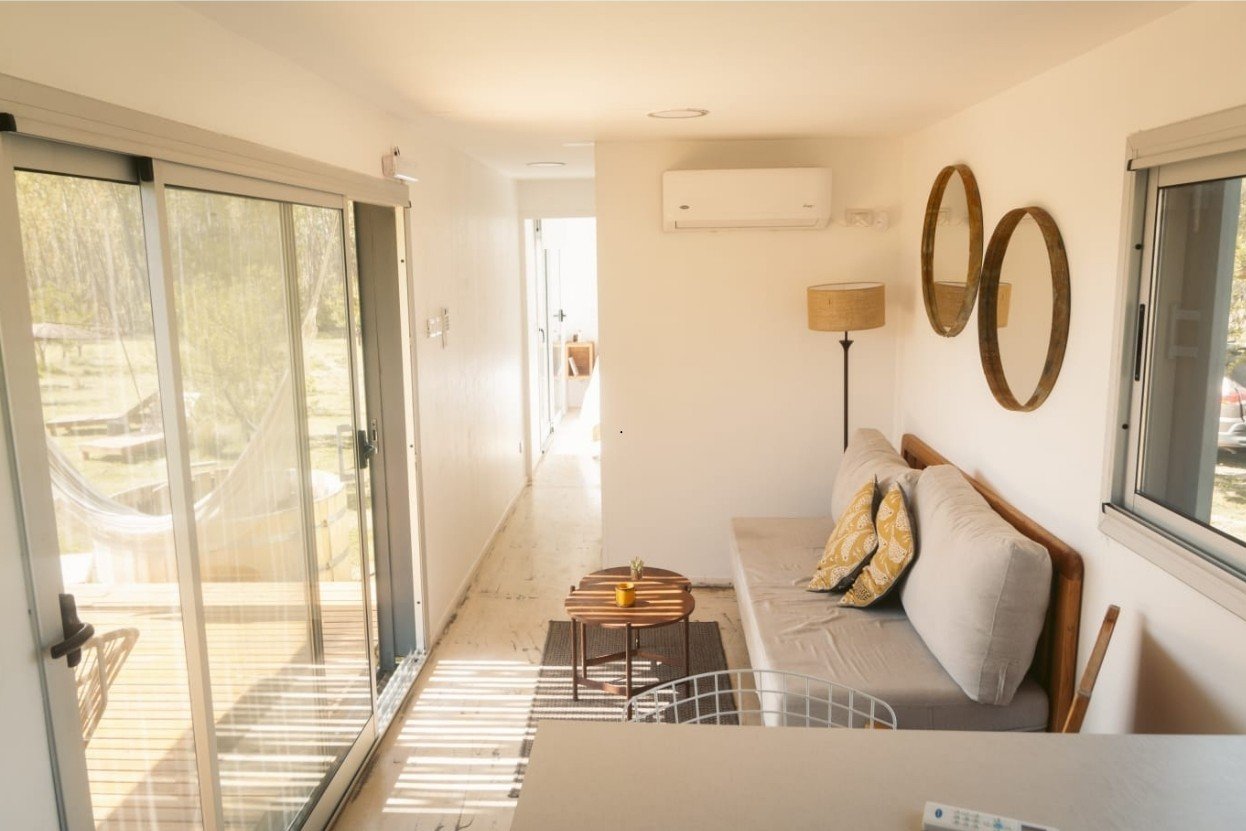 Living interior luminoso de la cabaña en Cabañas Las Guaras