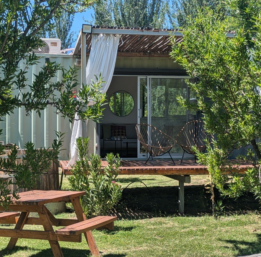 Exterior de cabaña con deck y tina en Cabañas Las Guaras