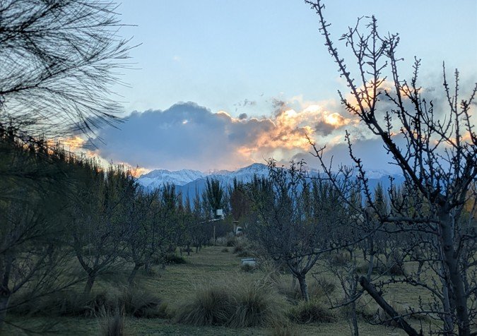 Atardecer con montañas y paisaje natural cerca de Cabañas Las Guaras