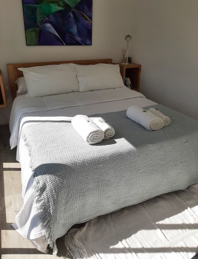 Living interior luminoso de la cabaña en Cabañas Las Guaras