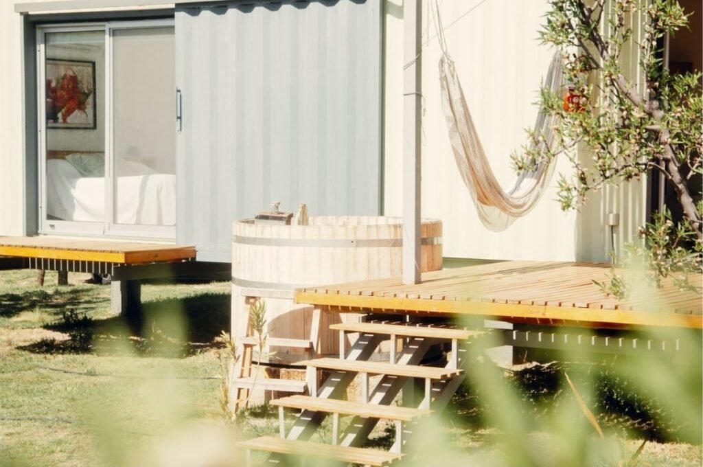 Exterior de cabaña con deck y tina en Cabañas Las Guaras